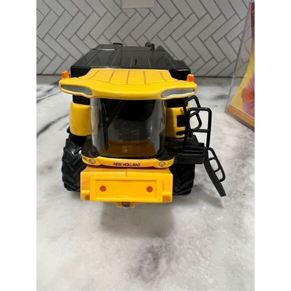 New Holland CX880 Britain Model 1:32 Reaper. Incomplete - Picture 7 of 10